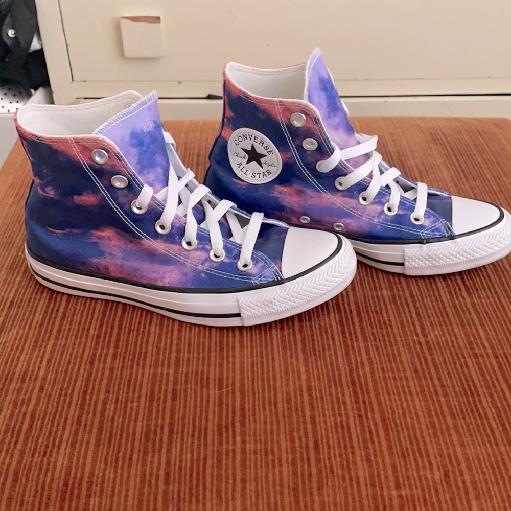 Women’s 7 (fits like 6.5) converse.